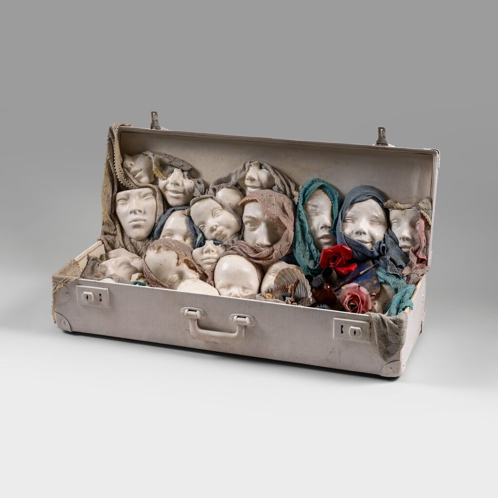 La valise de Mr Ensor (Mr Ensor's suitcase)