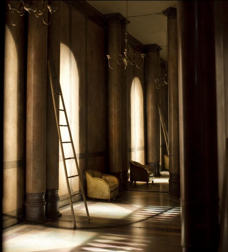 Hotel Hall III (ray of Sun, towards the left) (Box)