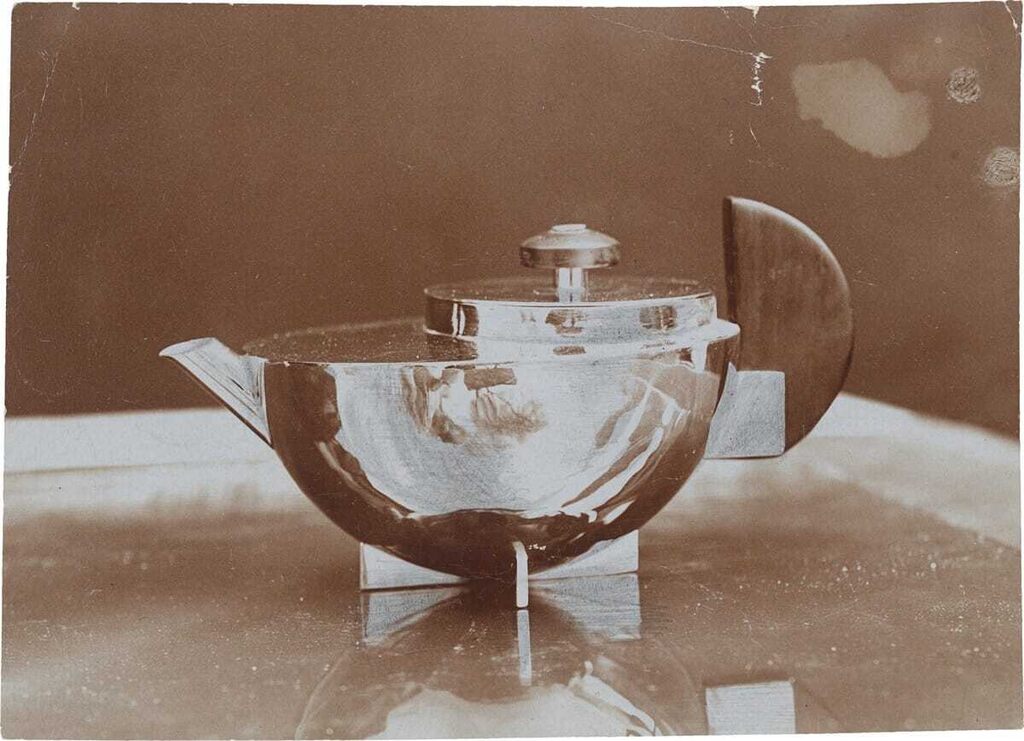 Teapot for tea-extract (MT 49), design by Marianne Brandt (1924)