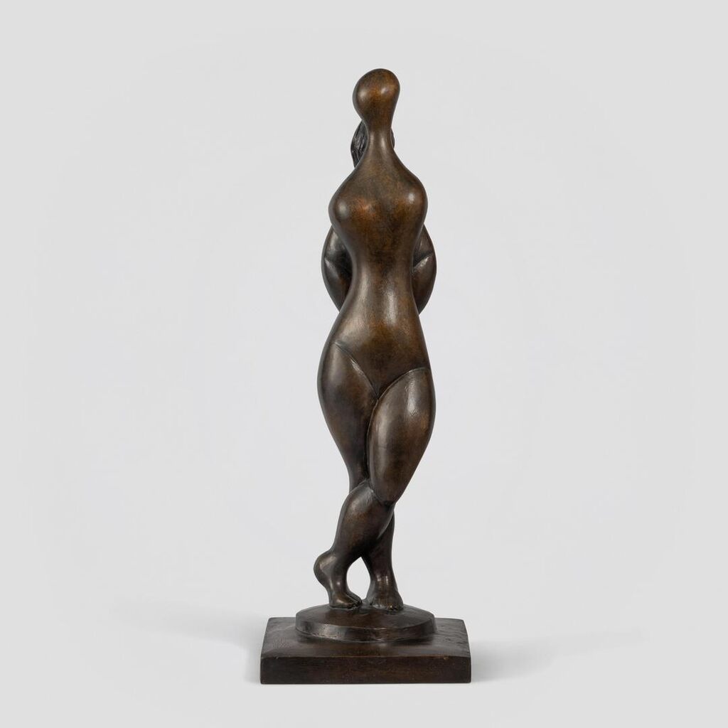 Femme debout, mains au dos