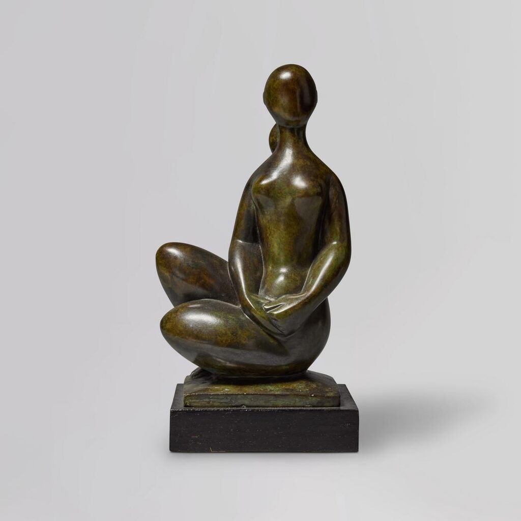Jeune fille assise mains croisées sur socle