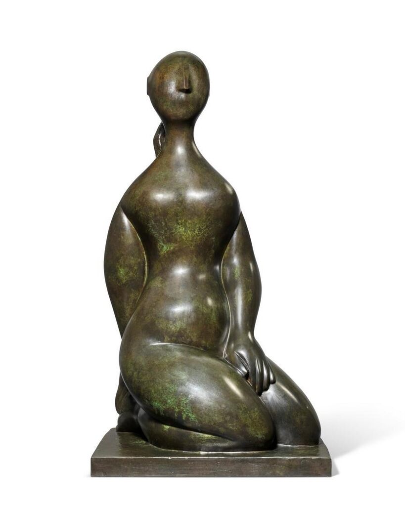 Jeune fille à genoux sur socle
