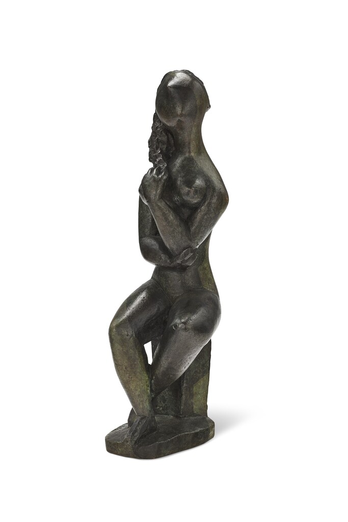 Femme assise sur un socle