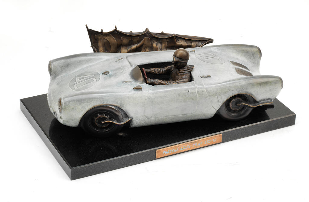 SCULPTURE EN BRONZE D'UNE PORSCHE 550RS, PAR GARY SMITH (GRANDE-BRETAGNE 1961-),