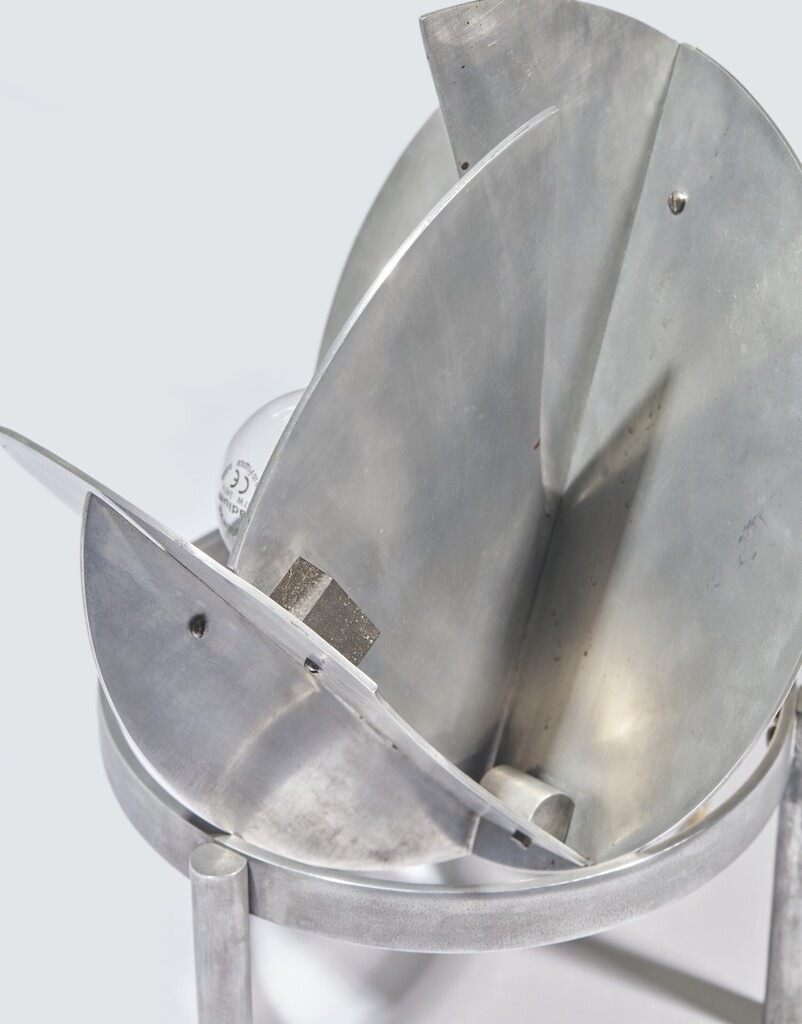 LAMPE SPHÈRE 'N. 4/6' À FENÊTRE, LE MODÈLE CRÉÉ VERS