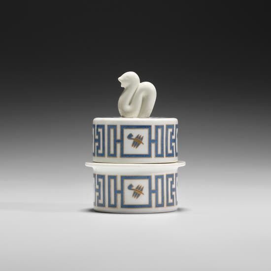 Lidded cigarette box