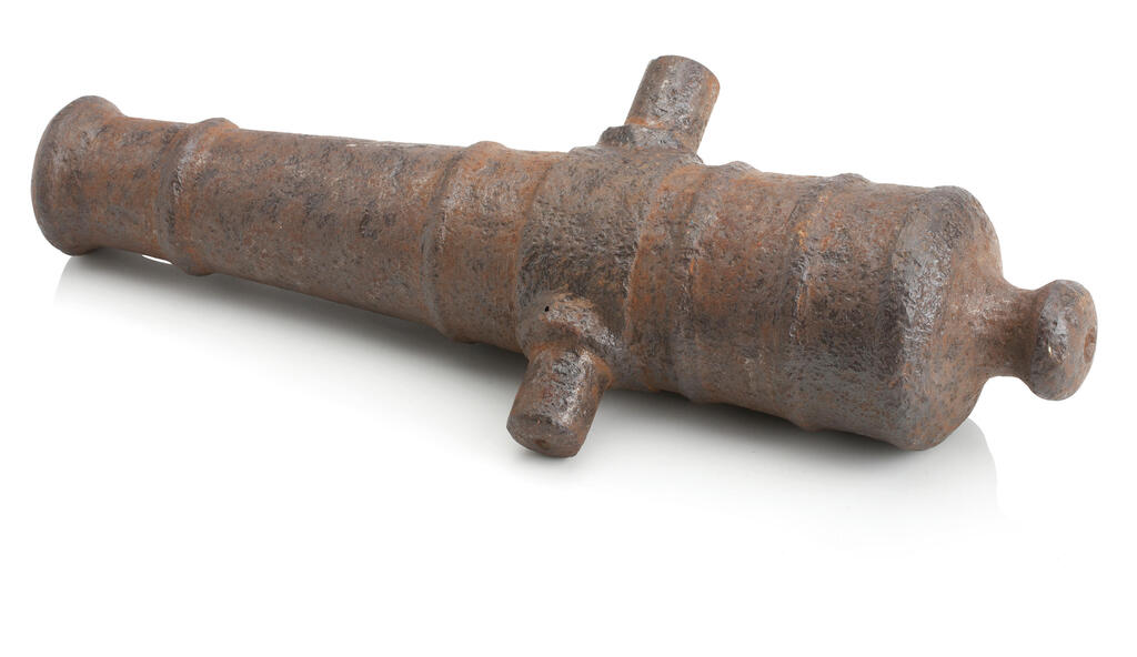 A 19TH CENTURY CAST IRON SIGNALLING CANON