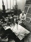 Jean Dubuffet dans son atelier de la rue de Rennes. Paris, 1951.