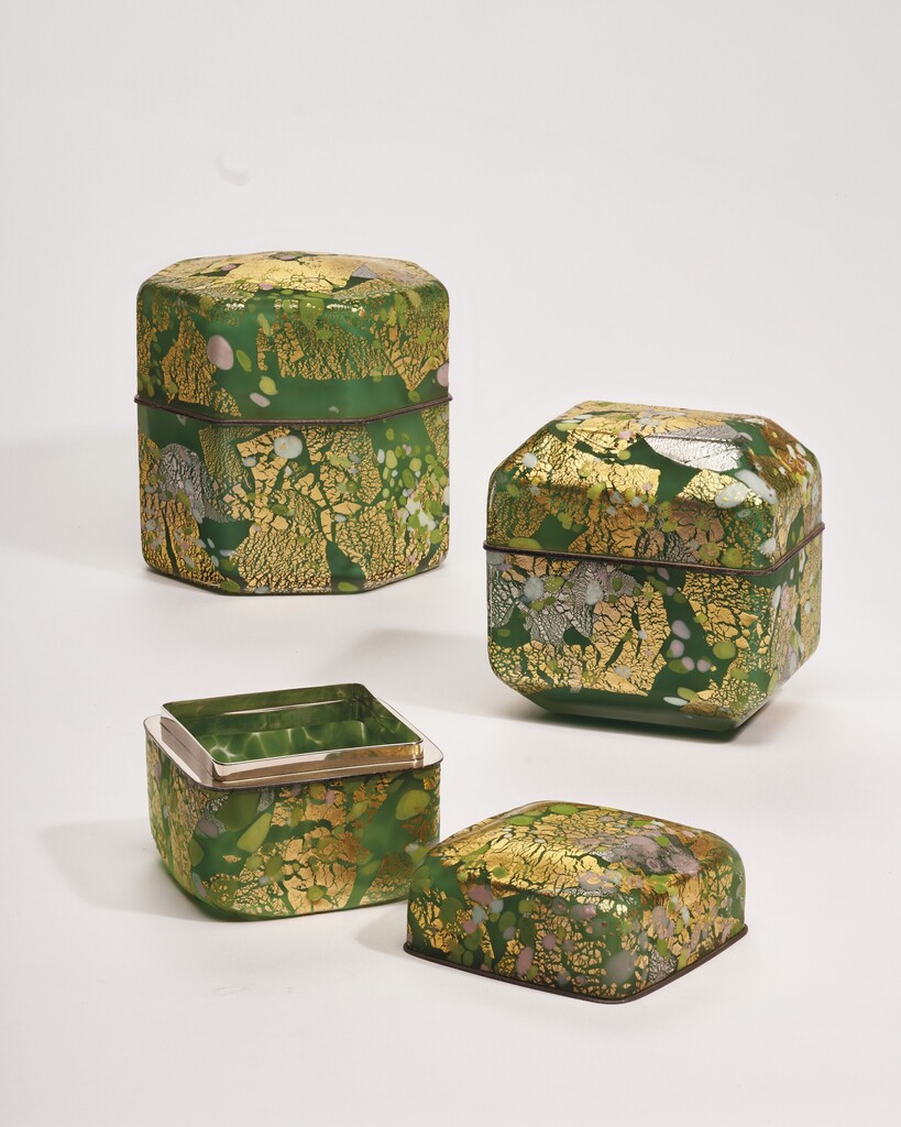 SET OF THREE 'KAZARIBAKO' ORNAMENTAL BOXES