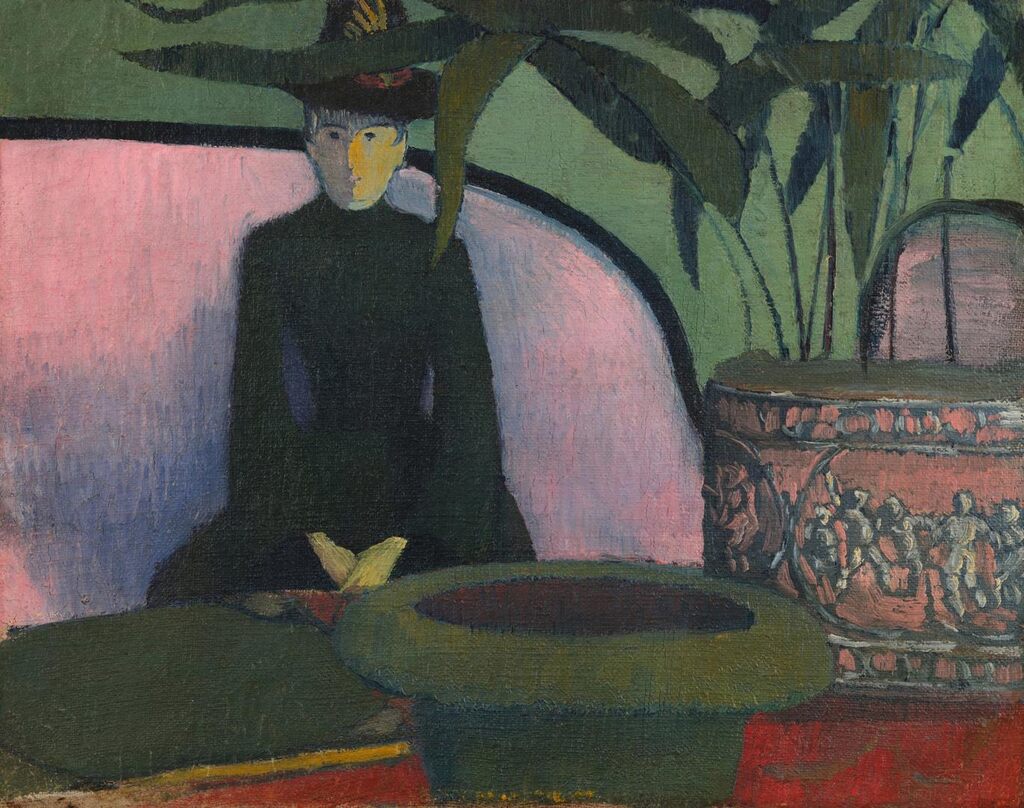 Femme assise sur un canapé rose