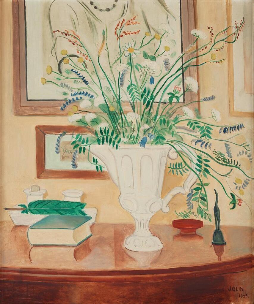 Flowers in white saucer on table