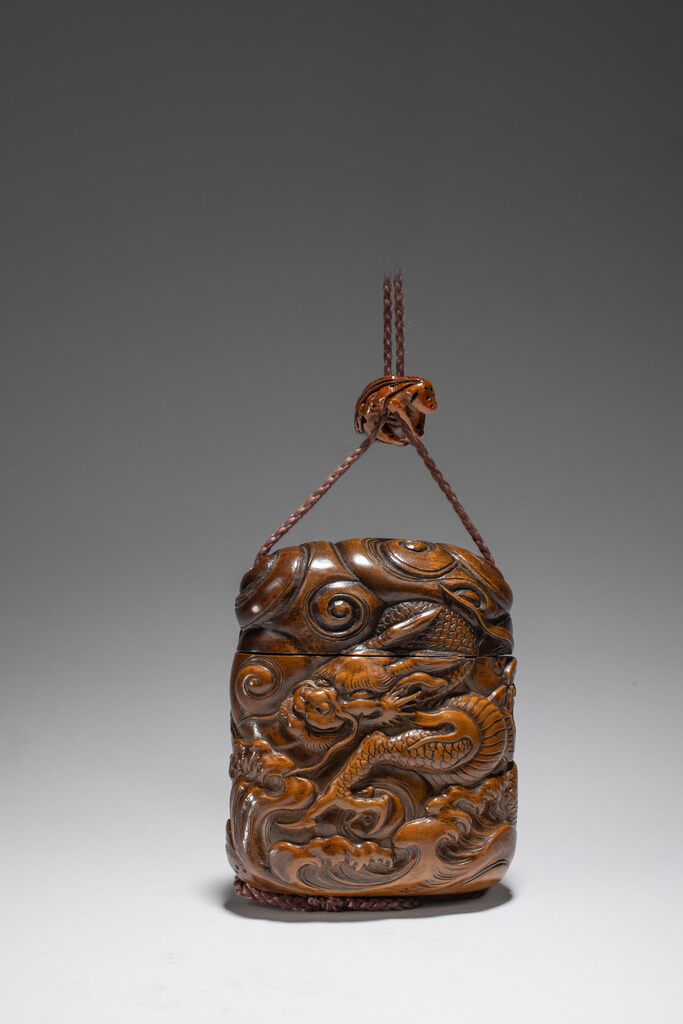 TONKOTSU (BOÎTE À TABAC) EN BOIS DÉCORÉ D'UN DRAGON ET UN TIGRE