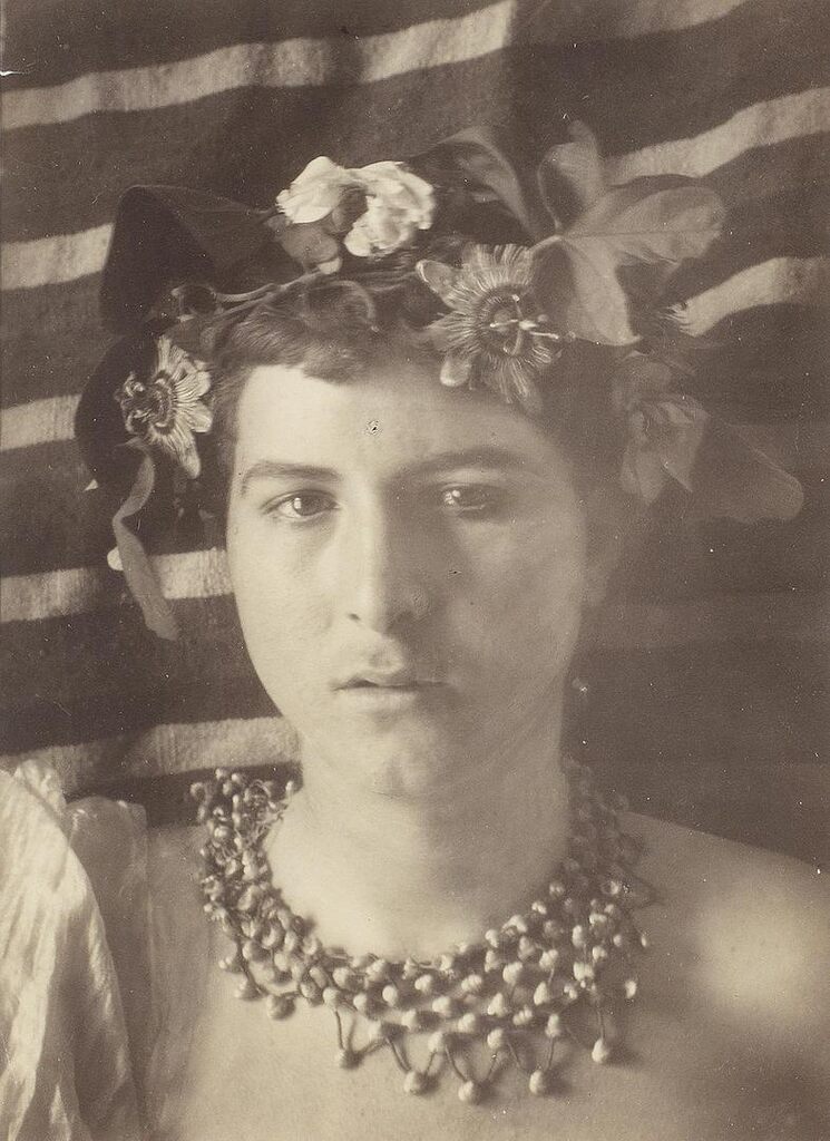 Jeune homme à la couronne de fleurs