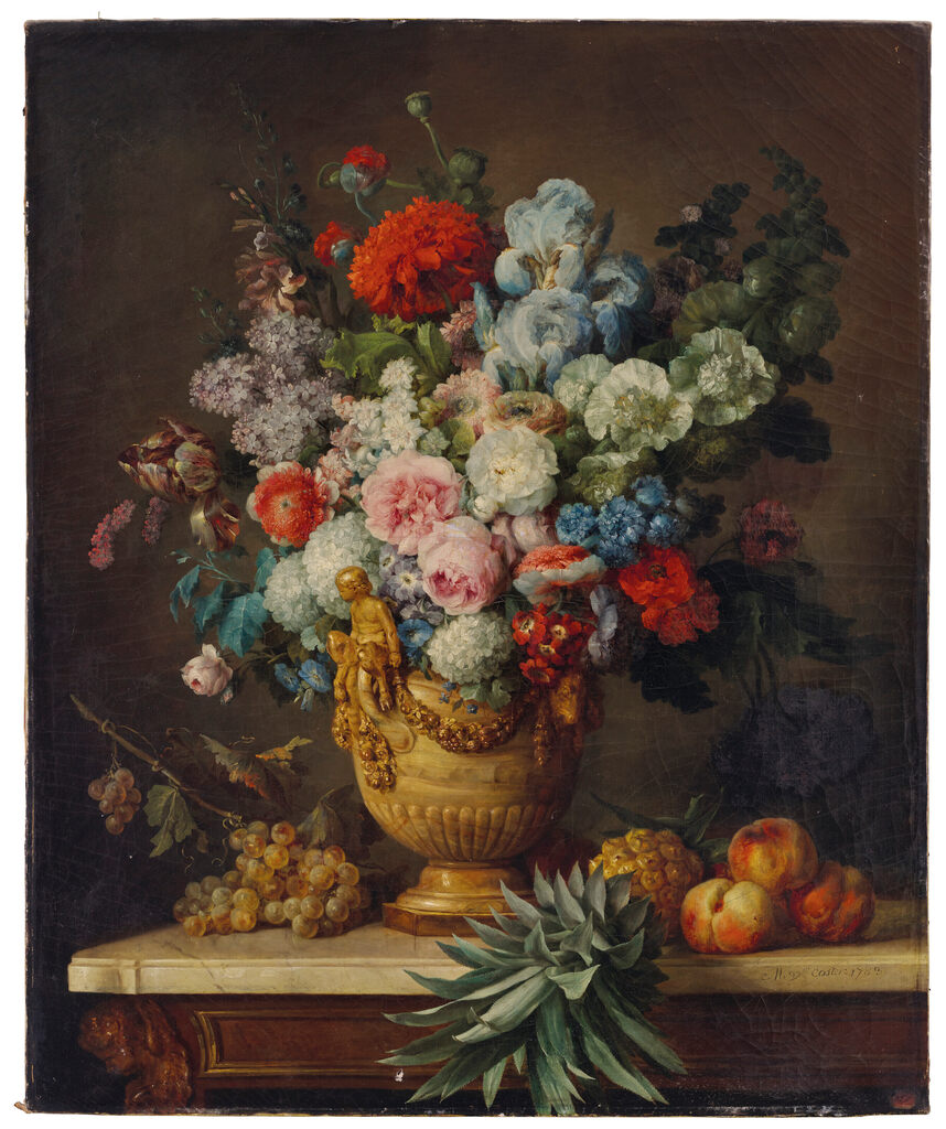 Nature morte au vase d’albâtre rempli de fleurs avec sur une table plusieurs espèces de fruits, comme ananas, pêches et raisins