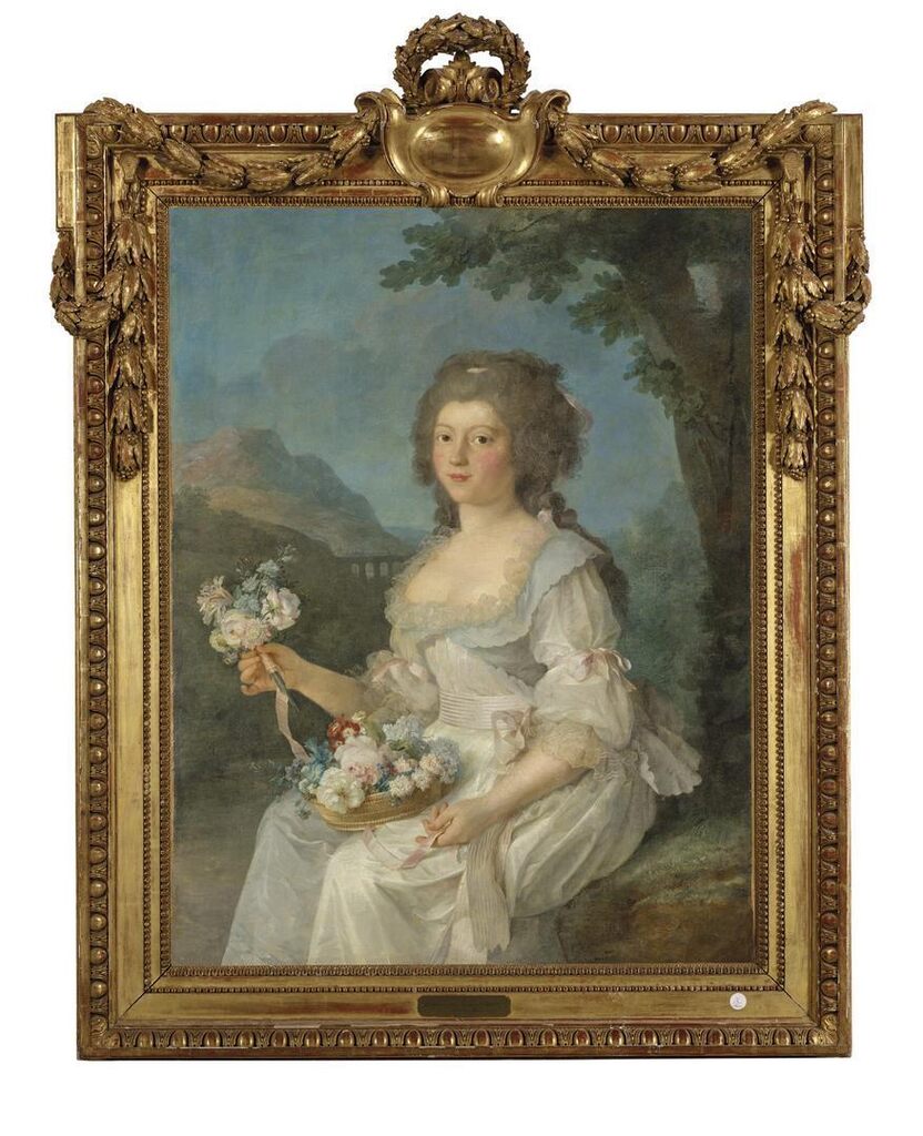Portrait de femme en buste tenant une corbeille de fleurs