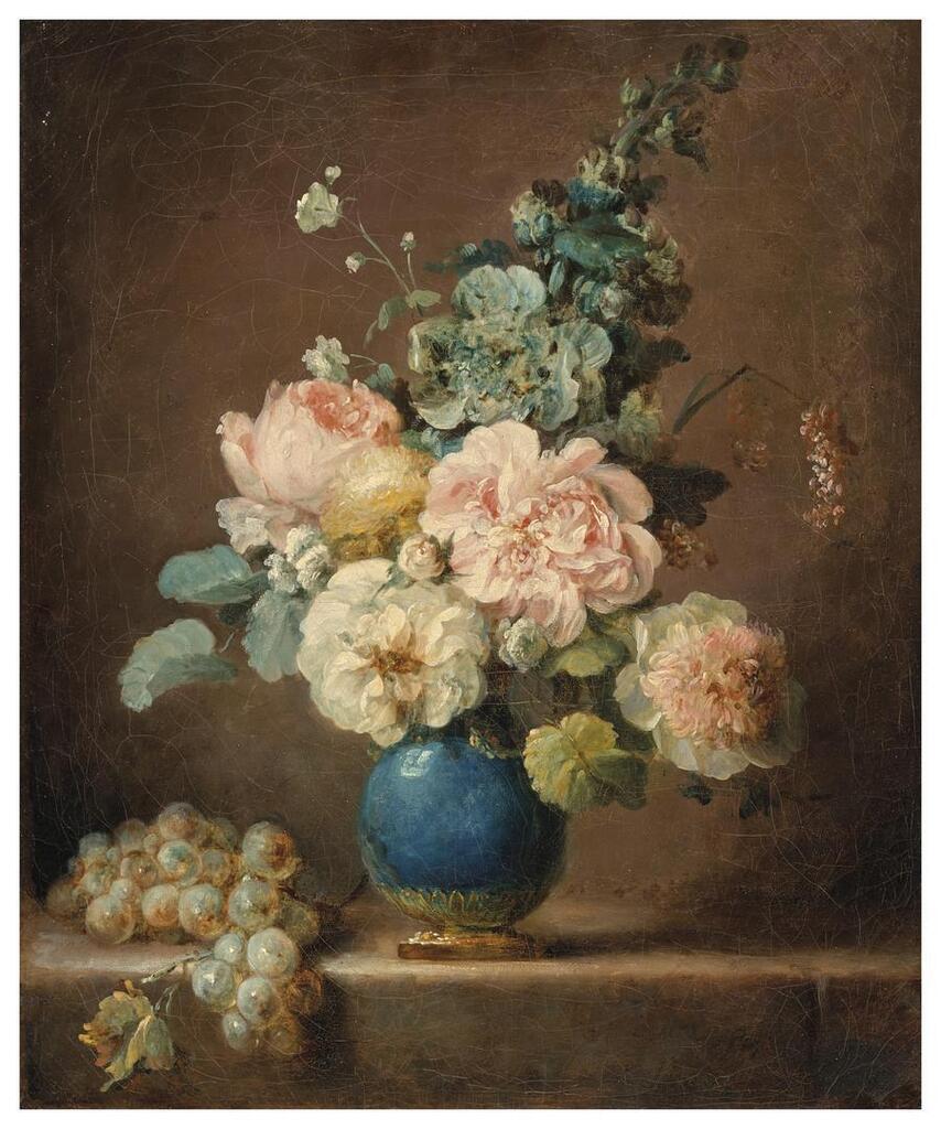 Vase de fleurs et raisins posés sur un entablement