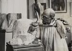 Maurice Prost sculptant avec un burin pneumatique, 1939.