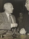 Pablo Picasso s'entretient avec Juan Maronello, délégué cubain, 1949.