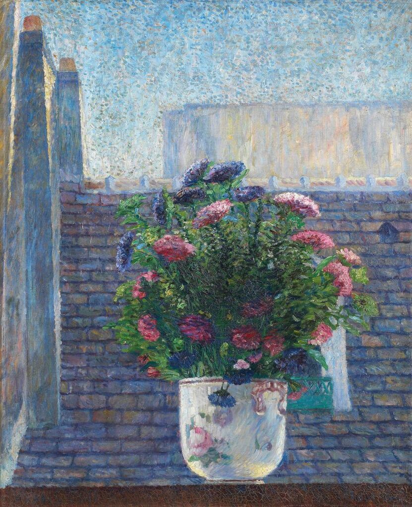 Reines-marguerites dans un pot sur le rebord d'une fenêtre