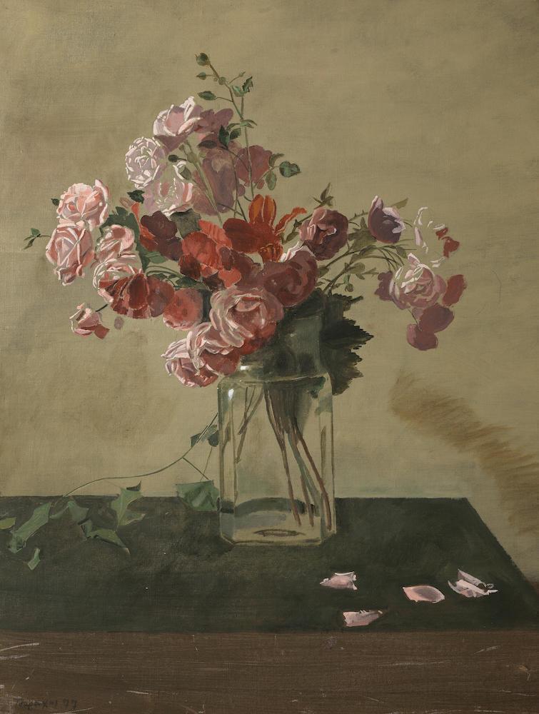 Vase avec roses rouges et roses
