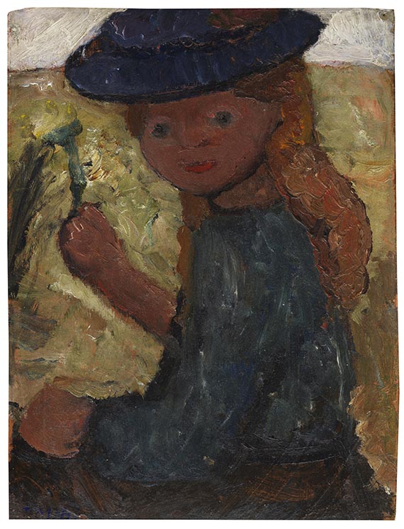 Sitzendes Mädchen mit blauem Hut und Blume in der rechten Hand