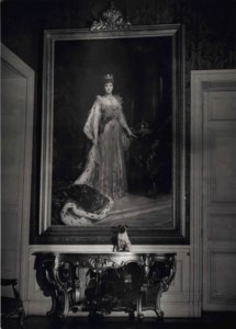 Le Chien de sa Majesté Queen Mary à l'Ambassade d'Angleterre, c. 1935