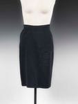 Jupe crayon en laine noire.