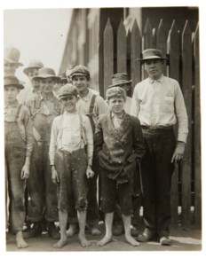 Noon Hour at Massachusetts Mill, Lindale, Georgia, Apr. 1913