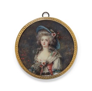 Portrait d'une jeune femme en guimpe rouge, portant un large chapeau doublé de soie bleue, devant un fond boisé et fleuri