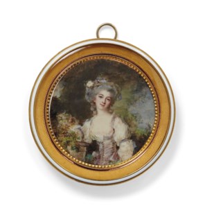 Portrait de fille portant une robe violette et un chapeau, devant un fond boisé et fleuri