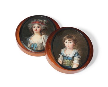 Une boîte en écaille blonde, sur le couvercle le portrait d'une fille, vêtue d'une chemise fermée par un noeud bleu, la coiffure ornée d'un ruban orange et de fleurs; au dos, portrait d'un jeune garçon portant une veste bleue et une ceinture jaune