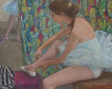 Marie-Lize au tutu blanc, attachant son chausson dans les coulisses