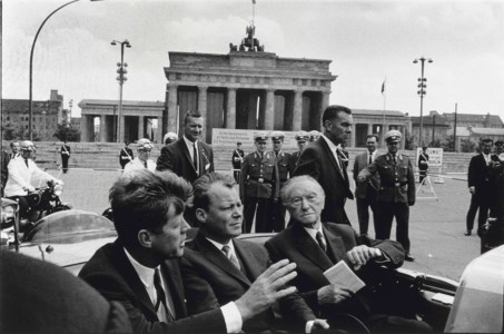 John F. Kennedy, Willy Brandt, Konrad Adenauer vom Brandenburg Tor, Berlin, 1963