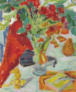 Vase, éventail et livre sur table