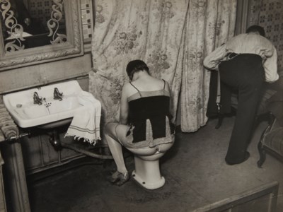 La Toilette dans un hôtel de passe, rue Quincampoix á Paris, 1932