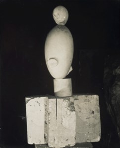 La Négresse blanche de trois-quart vue de nuit, marbre veiné, 1923