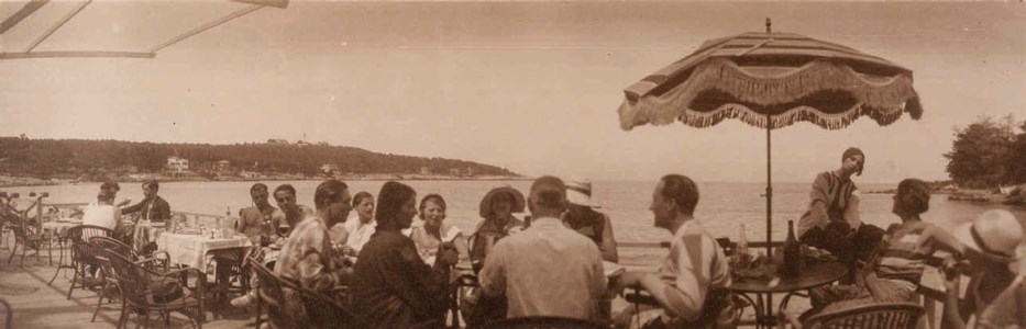 Renée sous parasol, Hotel des Pins Parasol, Juan-les-Pins, 1930