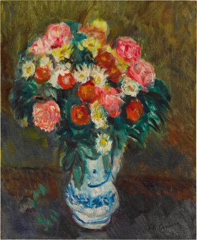 Fleurs mélangées dans un vase blanc et bleu