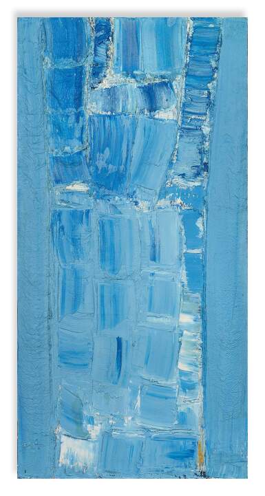 Figure rude en bleu tendre