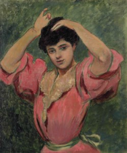 Femme se coiffant