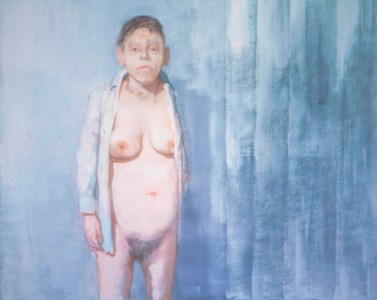 Femme en blouse blanche