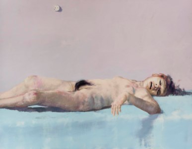 Femme sur un drap bleu