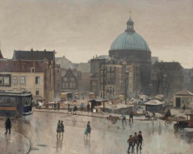 Figures on the bridge at the Prins Hendrikkade, Amsterdam, the Stromarkt and the Koepelkerk beyond