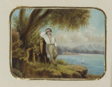 Jeune homme sur le bord d'un rivage entouré de montagnes