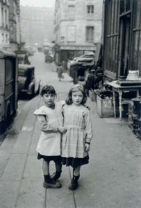 Deux Fillettes, Paris, 1953
