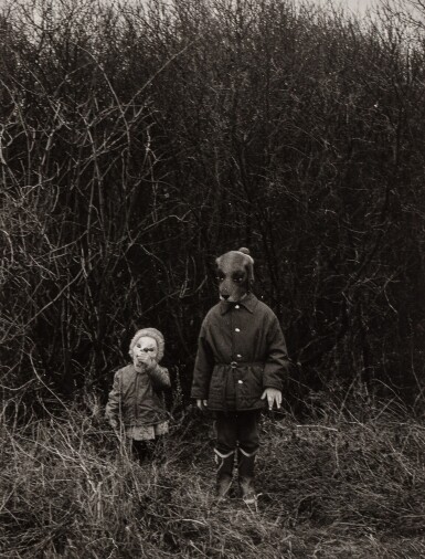 Kinder mit Masken [Children with Masks]