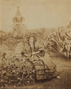 Madame Victor Hugo à Guernesey dans le jardin des aloès, vers 1860