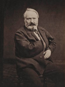 Victor Hugo assis de face, une main glissée à l'intérieur de sa veste, 1862