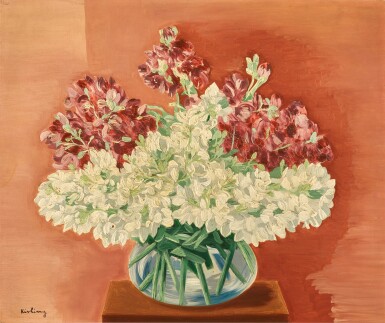Fleurs blanches et grenat dans un vase transparent