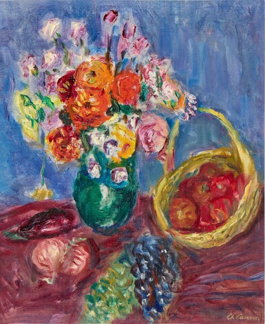 Vase de fleurs et panier de tomates
